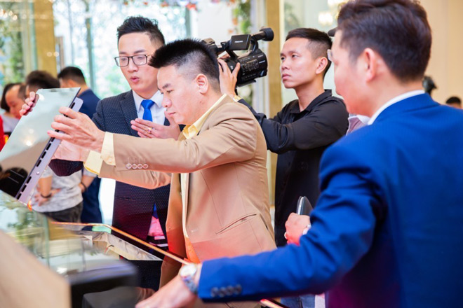 Các khách hàng cùng trải nghiệm bếp tại lễ ra mắt