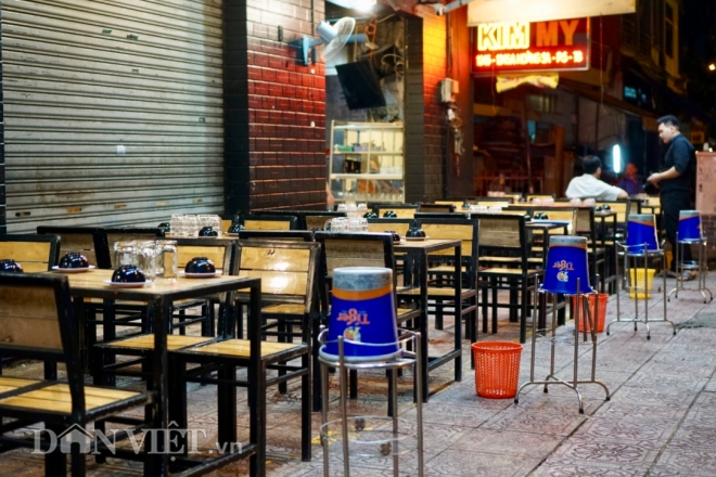 Quán nhậu trên đường Hoàng Sa vào lúc hơn 20h tối chỉ có duy nhất 1 khách ngồi. Ảnh: Quỳnh Nguyễn
