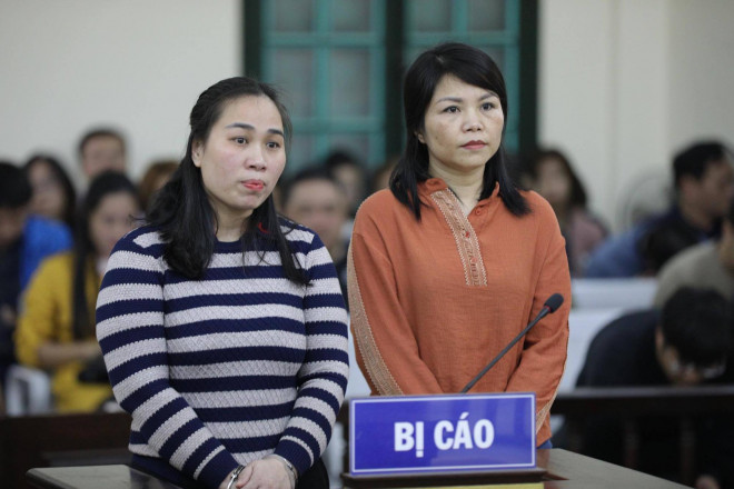 Hai bị cáo Nguyễn Thị Vân (bìa trái) và Nguyễn Thị Vững tại phiên toà - Ảnh: Hoa Nguyễn