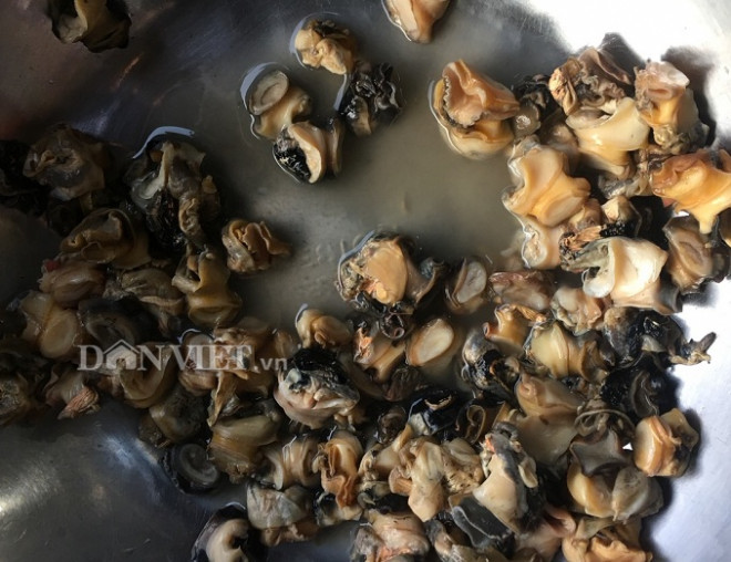 Đặc sản ốc bươu vàng được bà con dân tộc Thái chế biến thành nhiều món ăn hấp dẫn khác nhau, như: Ôc xào, ốc nướng, ốc canh bon, ốc hấp...