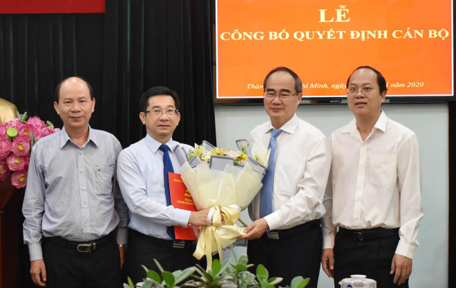 Ủy viên Bộ Chính trị, Bí thư Thành ủy TP HCM Nguyễn Thiện Nhân trao quyết định cho ông Dương Ngọc Hải