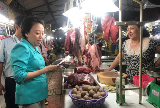 Bà Phạm Khánh Phong Lan, Trưởng Ban quản lý ATTP TPHCM kiểm thực phẩm dịp cận tết