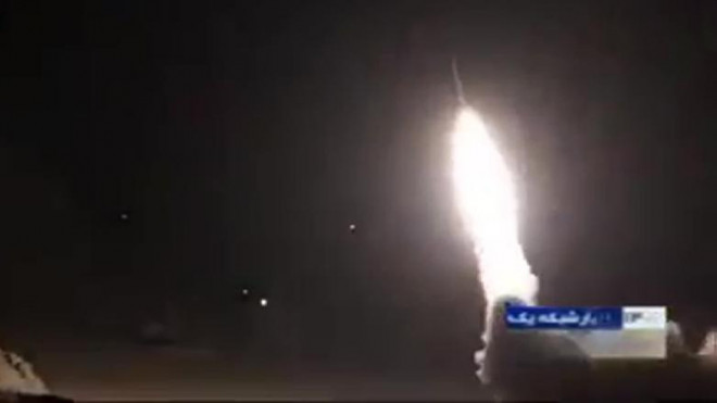 Ảnh chụp từ đoạn video được cho là ghi lại cảnh vụ phóng tên lửa Iran nhằm vào căn cứ không quân Ain al-Asad ở Iraq Ảnh: SIMA NEWS