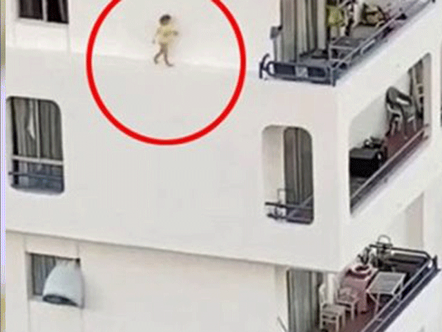 Video: Thót tim cảnh bé gái lao băng băng trên gờ tường chung cư
