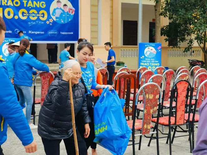 Nhiều người dân nghèo khó ở các vùng quê nghèo nở nụ cười không ngớt khi đón nhận những chiếc nồi cơm và quà tặng đến từ Điện máy Xanh. Anh Bá Thắng, một nhân viên Điện máy Xanh tâm sự "Nhìn những hình ảnh của bà con, khóe mắt tôi có chút cay cay vì đó là những hình ảnh của mẹ mình, bà mình trong những năm còn nghèo khó. Giờ đây, chúng tôi có trách nhiệm san sẻ những may mắn của mình cho những người kém may mắn hơn. Đó cũng là cách chúng tôi muốn nói lời cảm ơn và tri ân khách hàng ở khắp muôn nơi"