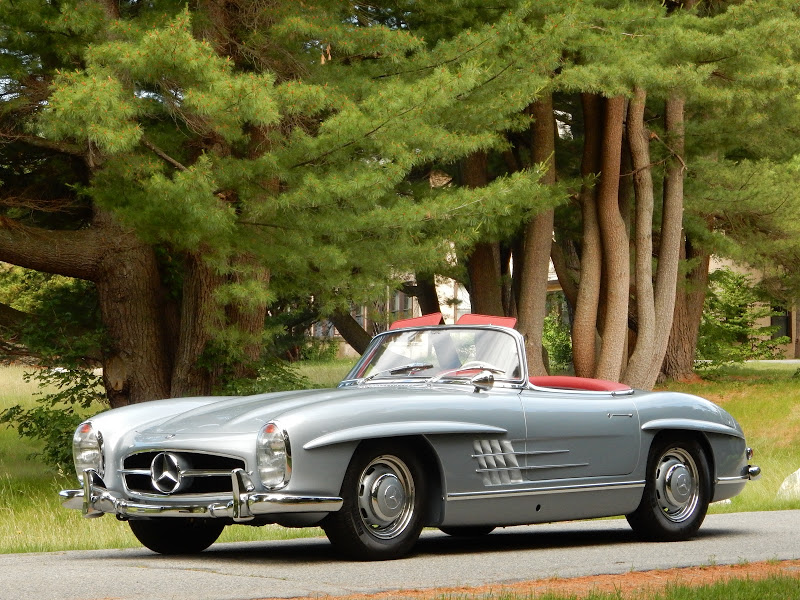 ...Nhưng đây lại là một phiên bản 300SL Roadster, một trong những dòng xe quý hiếm nhất và mang tính biểu tượng nhất của Mercedes-Benz 