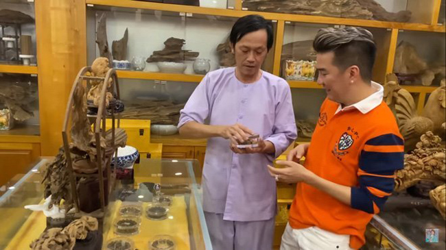 Hoài Linh còn cho Mr. Đàm xem một chiếc vòng trầm hương có giá tới hơn 2 tỷ đồng.