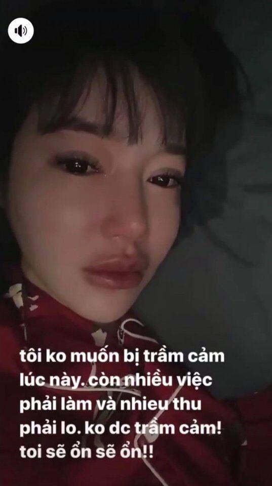 Hình ảnh trong đoạn clip 6 giây, Elly Trần nằm khóc trong bóng tối, lo bị trầm cảm