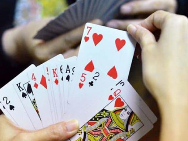 Pháp luật - Chơi bài, ai thua phải uống rượu: Một người bị đánh chấn thương sọ não