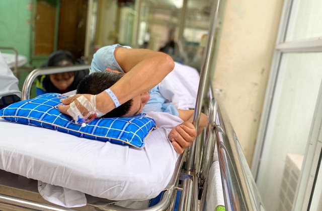 Bệnh nhân ở Hà Nội đang điều trị tại Bệnh viện Việt Đức do tai nạn liên quan đến rượu bia