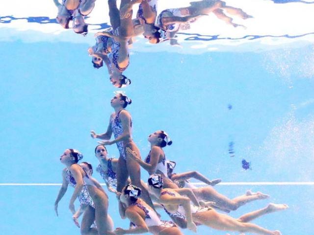 Thể thao - Khoảnh khắc đẹp nao lòng thể thao 2019: Dàn tiên cá đồng loạt ngoi lên bờ