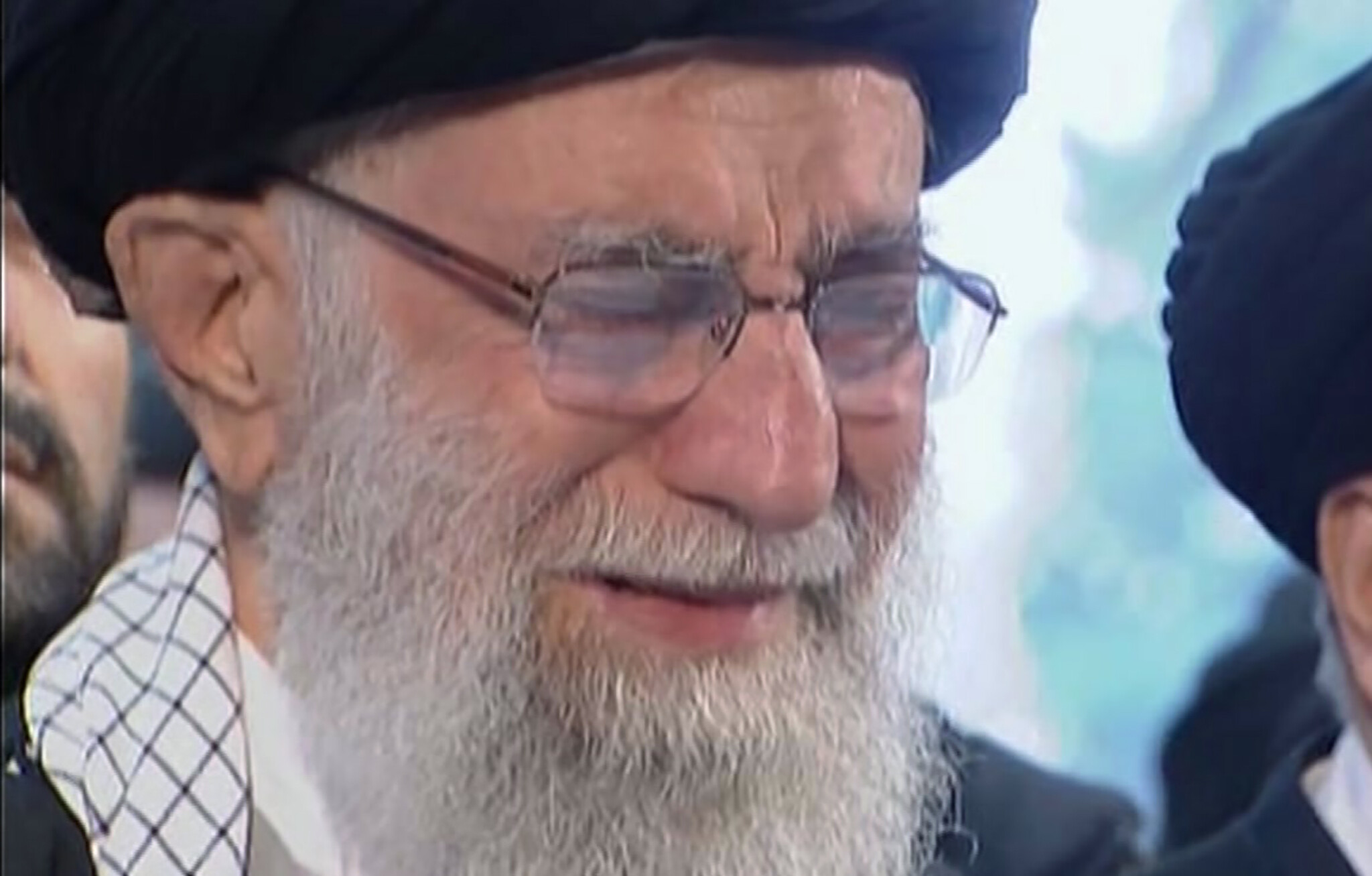 Giáo chủ Iran Ali Khamenei bật khóc khi linh cữu tướng Soleimani được đưa đến thủ đô Tehran.