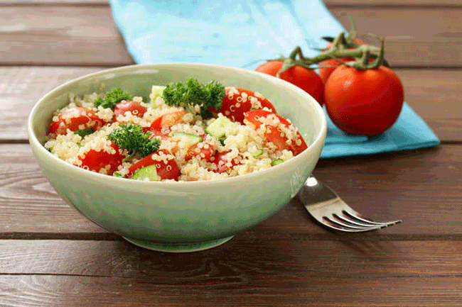 6. Hạt Quinoa: Hạt Quinoa rất giàu chất xơ và protein lành mạnh giúp làm lấp đầy dạ dày, giảm tác hại của rượu lên dạ dày.