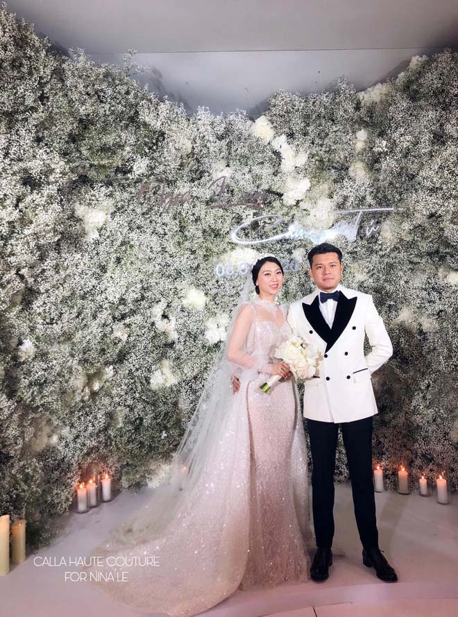 Cô dâu cùng chiếc váy được đặt trước 2 năm tiến vào lễ đường, trở thành cô dâu hạnh phúc nhất ngày hôm ấy