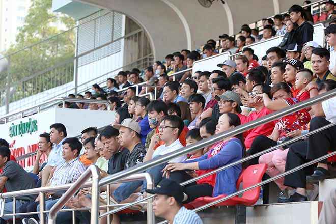 Đã có khá đông khán giả đến dự khán trận đấu này với mong muốn được nhìn thấy màn ra mắt của tân binh vừa trở về từ Bỉ - Nguyễn Công Phượng