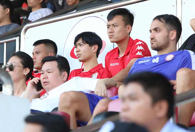 Tiền đạo quê Nghệ An sau đó không được HLV trưởng Chung Hae Seong đăng ký vào đội hình thi đấu. Công Phượng cùng một số tân binh khác ngồi trên khán đài quan sát đồng đội thi đấu