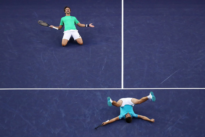 Hai màn ăn mừng rất lạ của Miko Mektic và Horacio Zeballos sau trận đấu ngày 16/3 tại BNP Paribas Open, California, trong khi Miko có động tác giống trượt cỏ thì Horacio thực hiện cú ngã