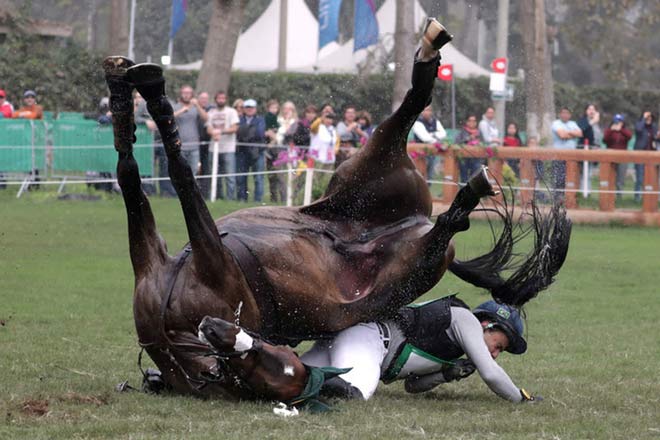 Khoảnh khắc này đẹp nhưng tội nghiệp cho Ruy Fonseca. Sau khi bị chú ngựa Ballypatrick đè lên ở cuộc đua tổ chức tại thủ đô Lima, Peru hôm 3/8, Fonseca bị gãy chân và 3 xương sườn