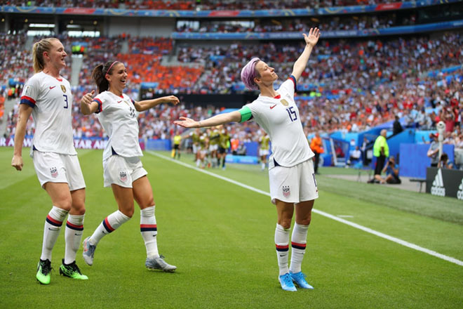 Bàn thắng đáng nhớ tại chung kết World Cup nữ 2019. Megan Rapinoe cùng đồng đội ăn mừng bàn thắng mở tỉ số, đội tuyển Mỹ sau đó giành chức vô địch khi hạ Hà Lan 2-0