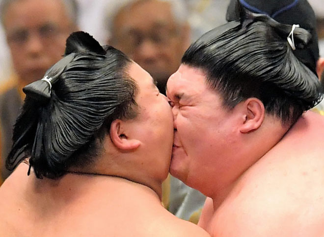 Hai võ sĩ sumo hôn nhau? Thực sự thì họ đã đập mặt vào nhau khi thi đấu tại Osaka hôm 24/3/2019