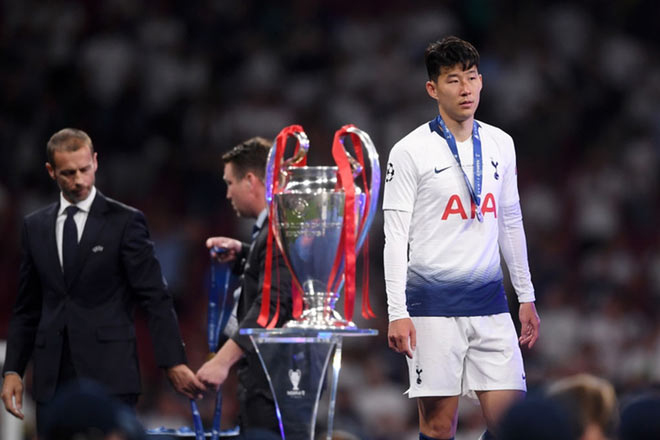 Cầu thủ bóng đá Hàn Quốc - Son Heung Min không nhìn Cúp bạc Champions League, giống với khoảnh khắc Zidane không nhìn cúp vàng World Cup 2006 khi bị đuổi khỏi sân
