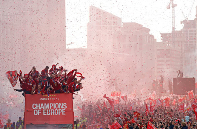 Liverpool vô địch Cúp C1, sắc đỏ ngập tràn trong lễ rước cúp