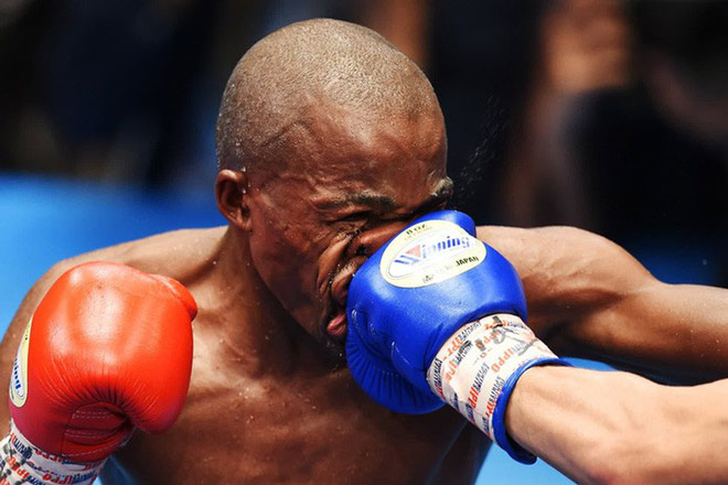 Mặt võ sĩ Moruti Mthalane khi bị Masayuki Kuroda đấm trúng trong trận đấu boxing hạng ruồi tại Tokyo, Nhật Bản vào 13/5/2019