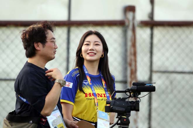 Nữ phóng viên Hàn Quốc “xinh như mộng” hâm mộ thầy Park & tiết lộ bất ngờ - 1
