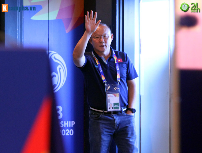 Theo kế hoạch, cuộc họp báo trước các trận đấu ở bảng D vòng chung kết U23 châu Á 2020 bắt đầu từ 12h ngày 9/1 và HLV Park Hang Seo là người đến sớm nhất. Thầy Park giơ tay chào cánh phóng viên Việt Nam khi đến phòng họp báo ở Buriram.
