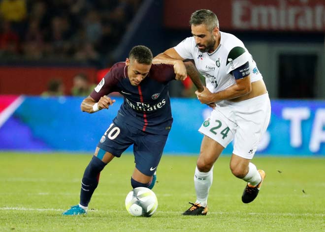 Neymar (trái) giúp PSG giành chiến thắng đậm đà