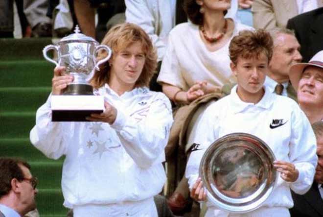 Steffi Graf (trái) vô địch Roland Garros 1988 trước Zvereva với tỷ số tuyệt đối