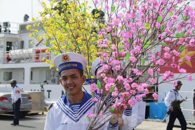 Chuyến tàu KN261 xuất phát ngày 29/12/2019 mang theo hàng Tết, các phần quà của Đảng, Nhà nước, quân đội, nhân dân các vùng miền gửi đến cán bộ, chiến sĩ đang làm nhiệm vụ trên 10 nhà giàn DK1 và 2 tàu trực trên biển dịp Tết Nguyên đán Canh Tý 2020. Ảnh: Trường Phong