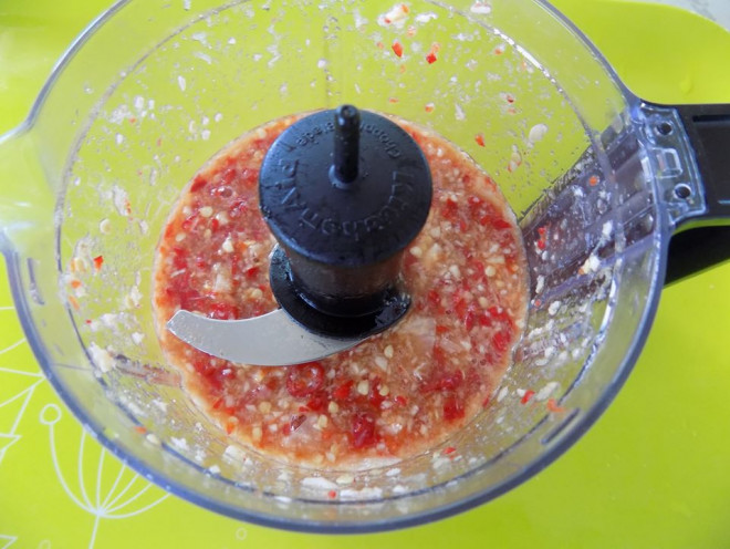 Bước 1: Chanh gọt bỏ vỏ xanh lẫn trắng, cắt miếng cho vào máy xay cùng với đường + ớt + nước mắm +tỏi xay nhuyễn.