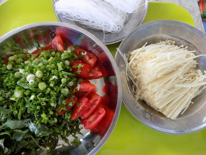 Bước 2: Hành + ngò gai lá và ngò thái rối. Nấm cắt bỏ chân, cà chua bi thái/bổ đôi. Bạch tuộc rửa sạch cắt làm đôi.