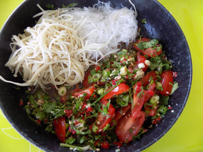 Bước 4: Cho gia vị (b:1) cùng hành ngò, cà chua...(b:2) + nấm miến (b:3) và bạch tuộc vào 1 cái âu to trộn đều.