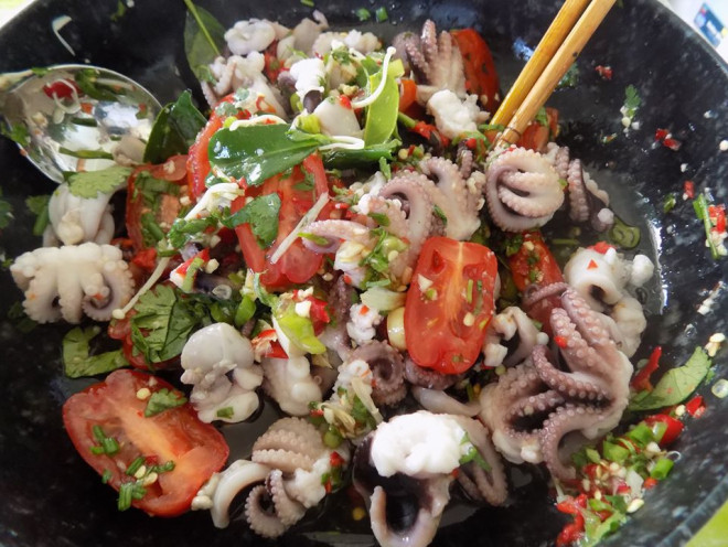 Bước 4: Cho gia vị đã chuẩn bị ở bước 1 vào cùng hành ngò, cà chua, nấm miến và bạch tuộc vào 1 cái âu to trộn đều.