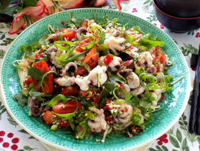  Cuối cùng cho gỏi bạch tuộc ra dĩa. Món này ăn chơi hoặc ăn cùng với cơm rất ngon.