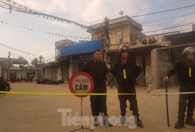 Lực lượng chức năng đảm bảo an ninh trật tự tại cổng làng Đồng Tâm