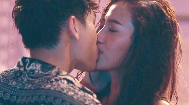 Chân dài Phan Ngân có nụ hôn màn ảnh đầu tiên với Isaac trong phim &#34;Mùa viết tình ca&#34;. Người đẹp bước ra từ cuộc thi The Face chia sẻ, cô uống hai lon bia và một chai rượu vang làm chất xúc tác cho cảm xúc khi thực hiện cảnh khóa môi ngọt ngào.