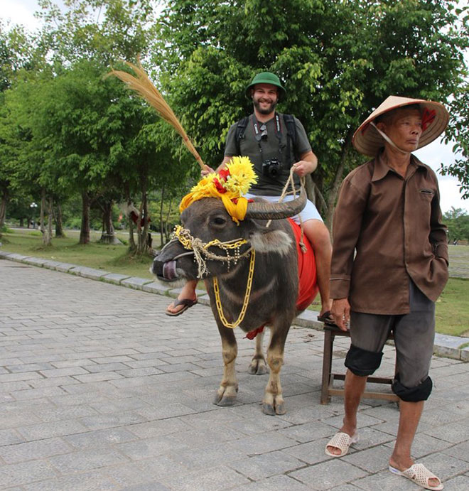 Bất ngờ cuộc hội ngộ sau 15 năm của du khách nước ngoài và người đàn ông chăn trâu ở Ninh Bình - 3