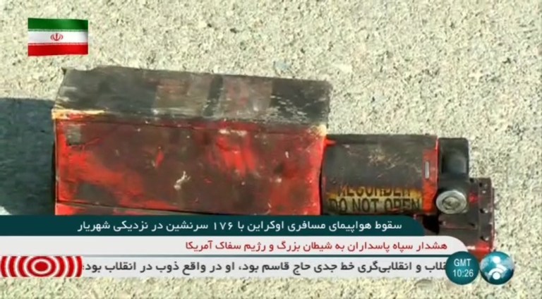 Hình ảnh&nbsp;hộp đen máy bay chở 176 người rơi gần Tehran&nbsp;hôm 8/1 được phát trên truyền hình Iran