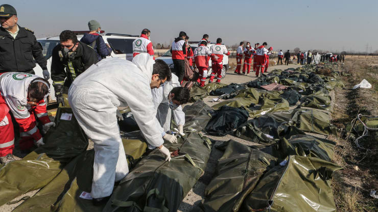 Nhân viên pháp y đang kiểm tra thi thể các&nbsp;nạn nhân trong vụ máy bay Ukraine rơi ở Iran khiến 176 người thiệt mạng