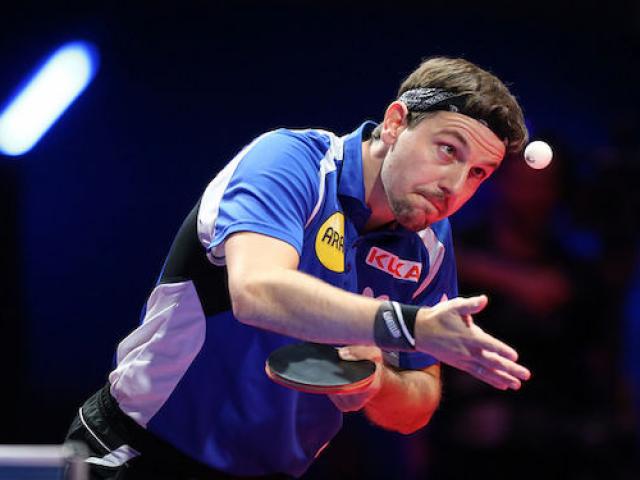 Thể thao - "Cú lừa" bóng bàn ngoạn mục: Đang đánh tay trái ghi điểm tay phải