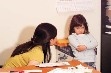 Nhiều phụ huynh sai lầm khi dùng những lời quát mắng để trẻ có thể bỏ thói hư tật xấu