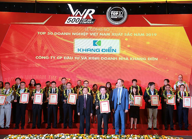 Đại diện Công ty Khang Điền nhận giải thưởng Top 50 doanh nghiệp Việt Nam xuất sắc nhất 2019.
