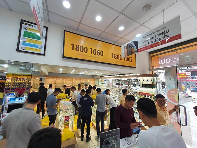  Khách hàng nhộn nhịp mua sắm đồng hồ tại Thế Giới Di Động dịp cận Tết