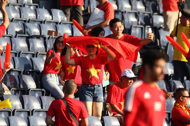 Không khí U23 Việt Nam ra quân đấu UAE: Sắc đỏ tràn ngập Chang Arena - 9