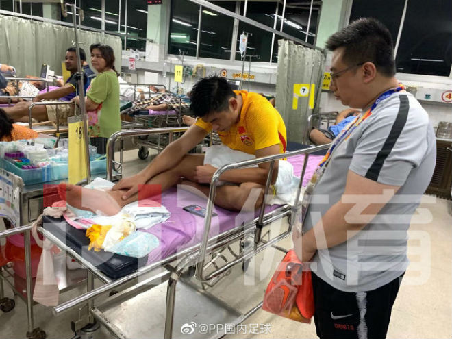 Zhang Yuning vẫn khá đau đớn khi nhập viện ở bệnh viện địa phương tại tỉnh Songkhla (Thái Lan)