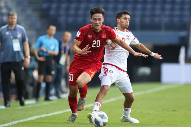 U23 Việt Nam (áo đỏ) và U23 UAE hòa nhau ở trận ra quân