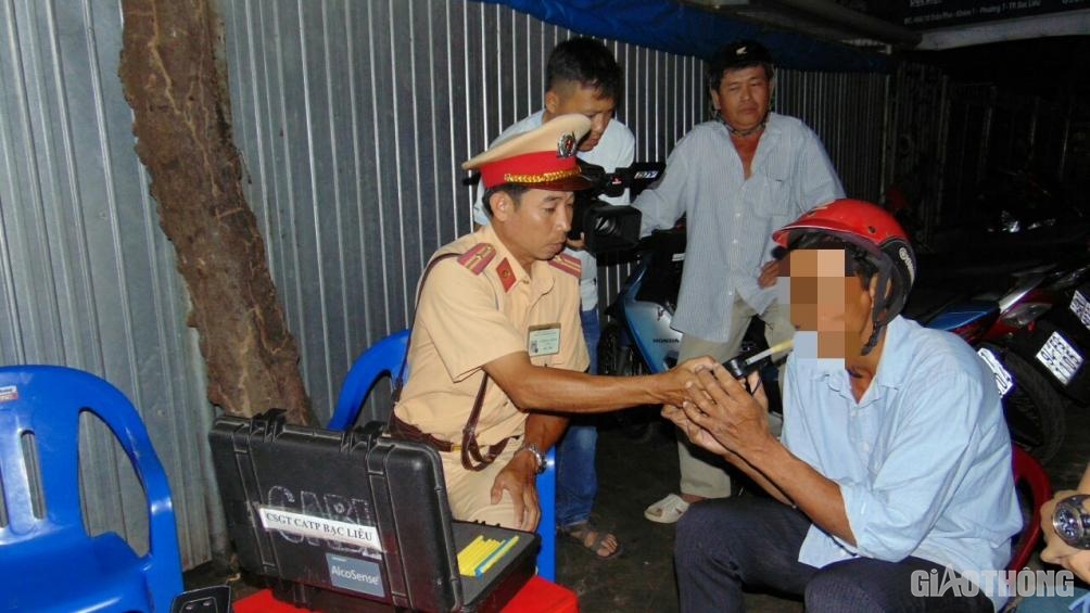 Anh T. thổi vào máy đo nồng độ cồn sau khi được cán bộ CSGT - TT Công an TP Bạc Liêu hướng dẫn. Ảnh: Gia Minh